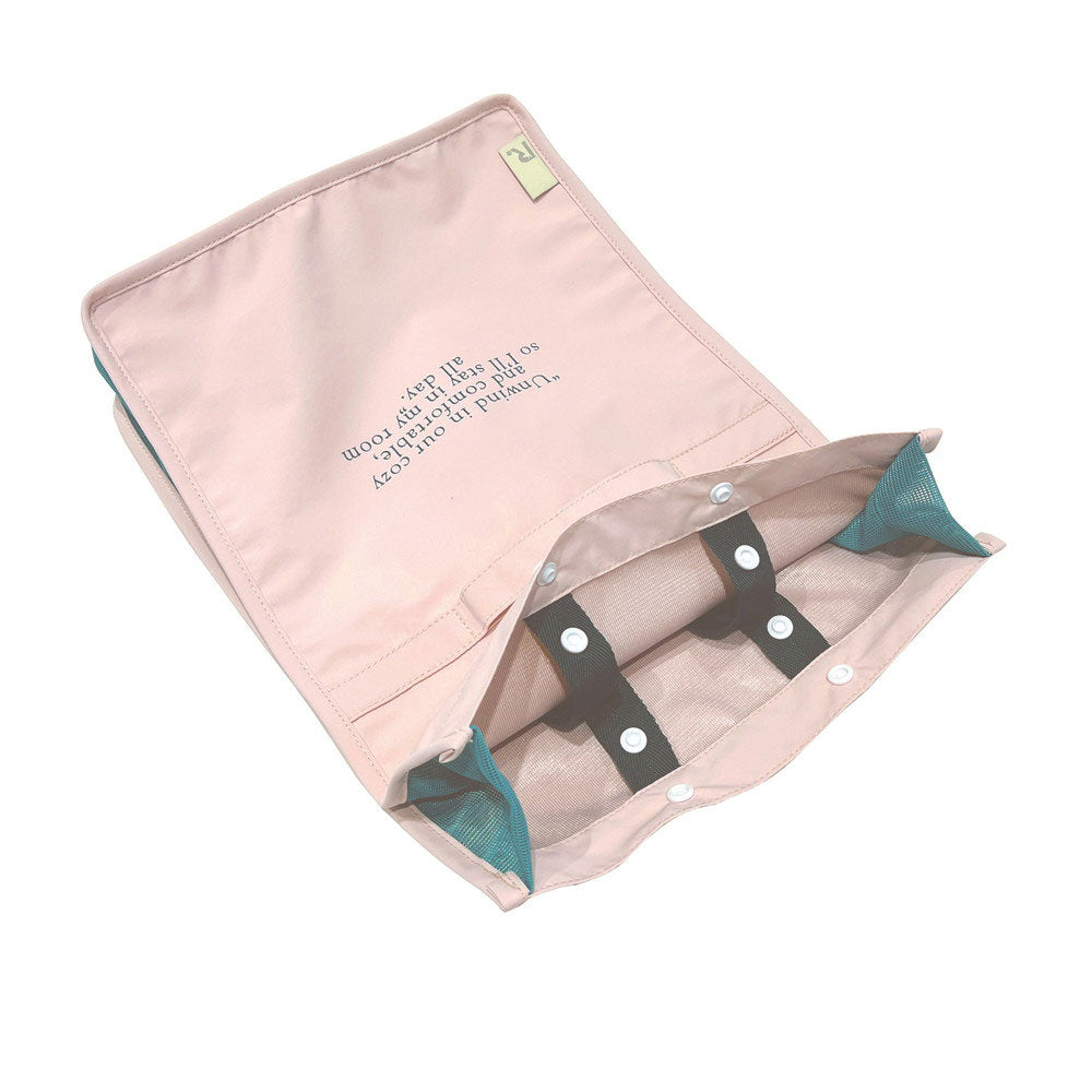 ホック留めでき、キャリーケースにスマートに収納できます。