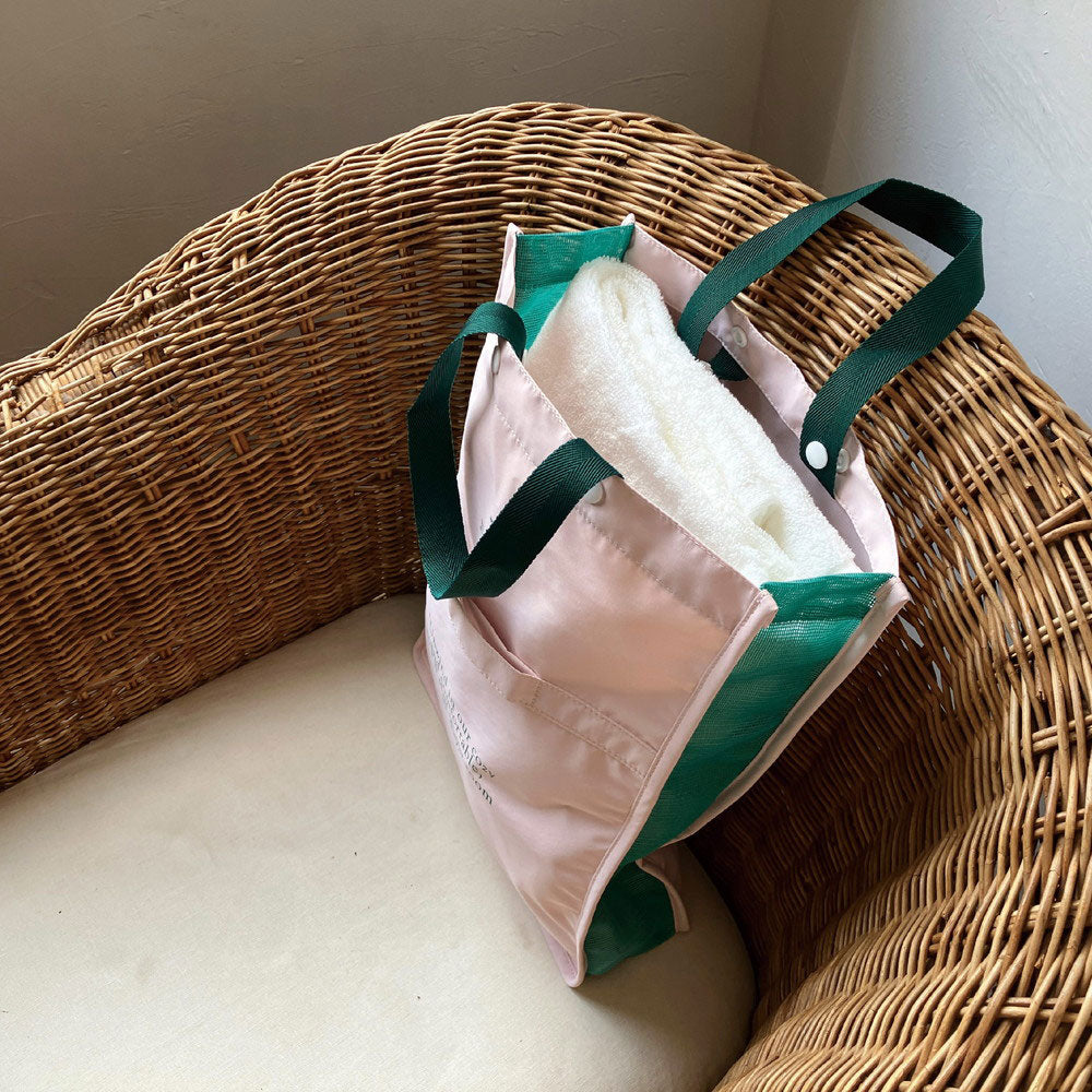 お風呂やスパなどにバスグッズとフェイスタオルを一緒に持ち歩けます。