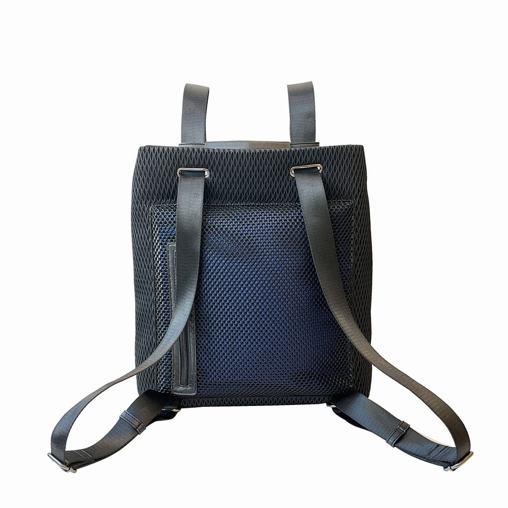 トートの持ち手をスライドさせてリュックとしてお使いいただけます。