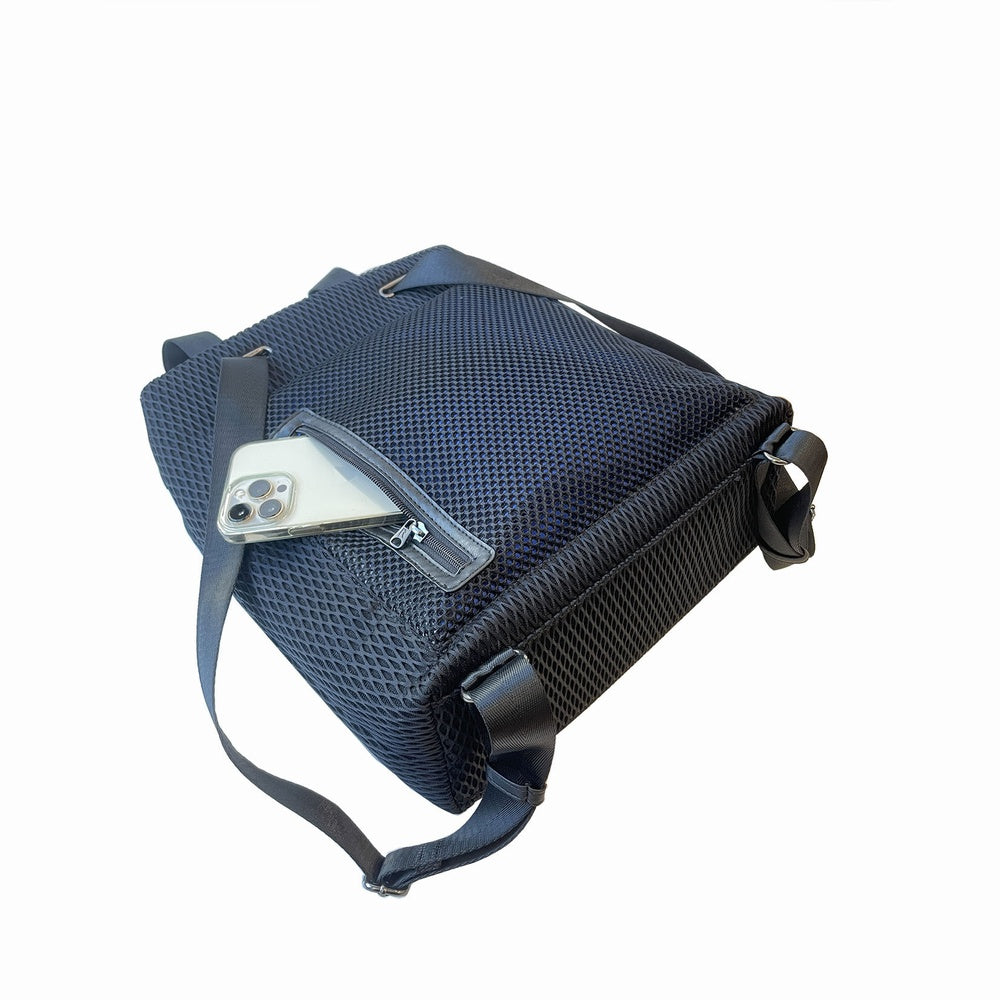 背面のファスナー付ルーポケットもメッシュ素材でさらりとした使用感。