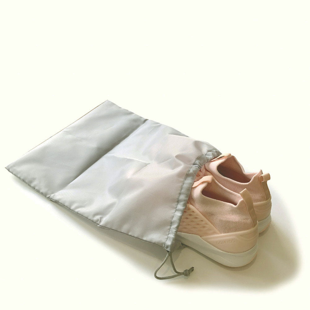 お気に入りのルームシューズや着替えの持ち帰りに最適な巾着が付属しています。