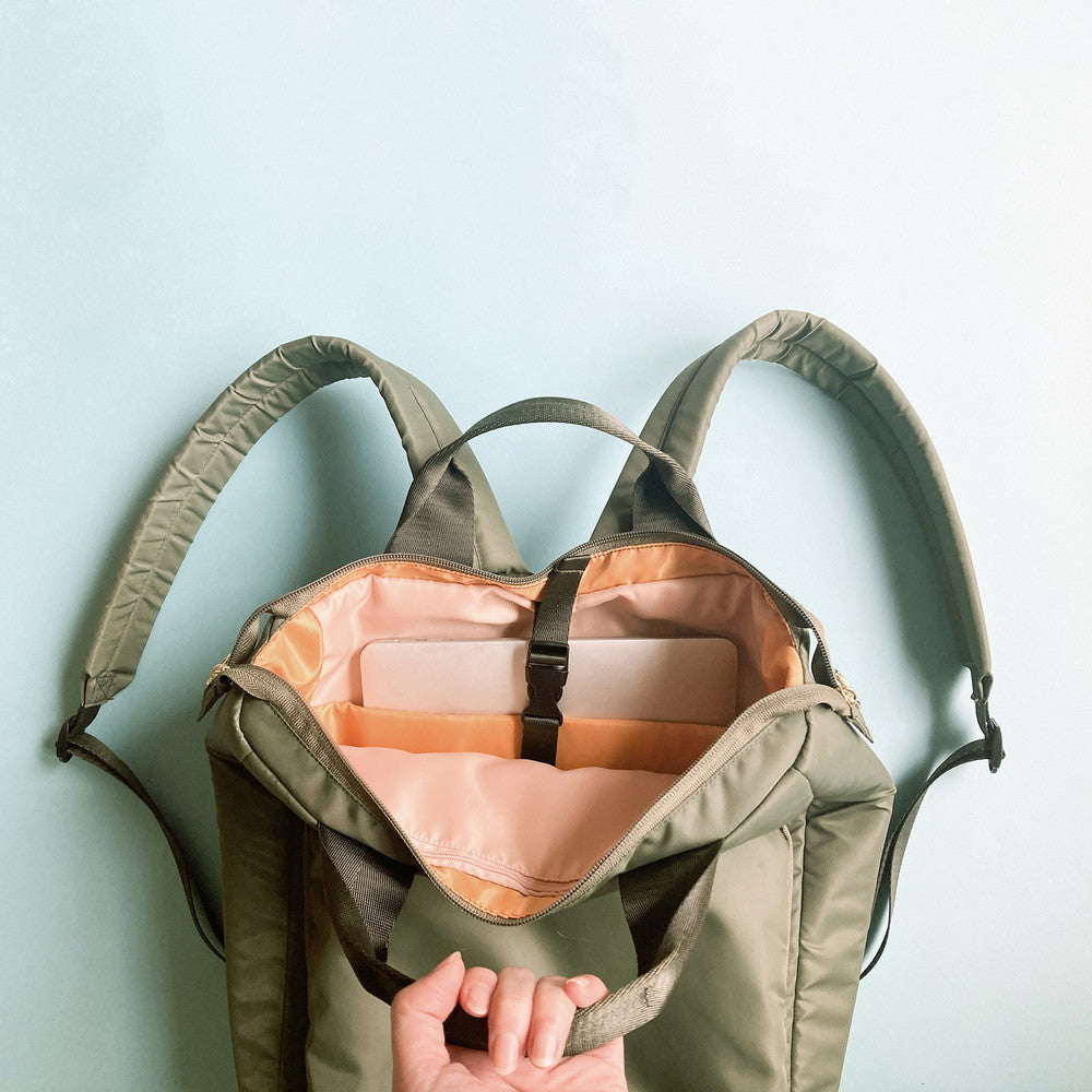 内側のウレタン入りPC収納。内側にも外側にもクッション性があるため、PCをしっかりとホールド。背中もいたくなりにくい仕様です。