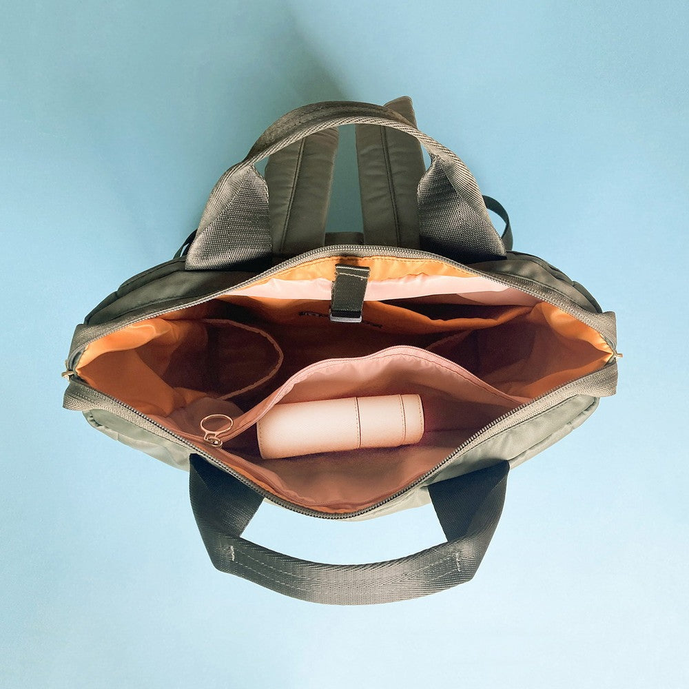 内側上部にはファスナー付きポケット。貴重品などの収納に。