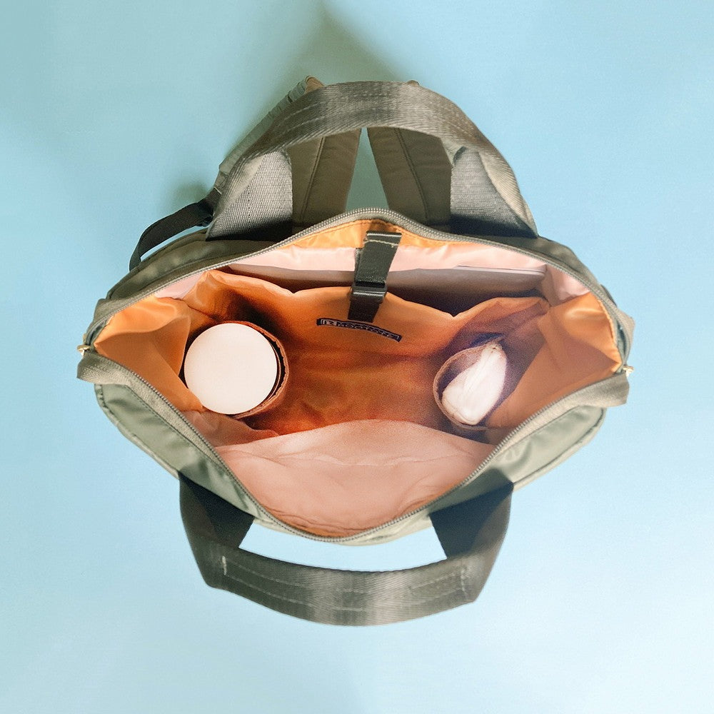 内側両サイドにはボトルホルダーと小物用ポケットがあります。