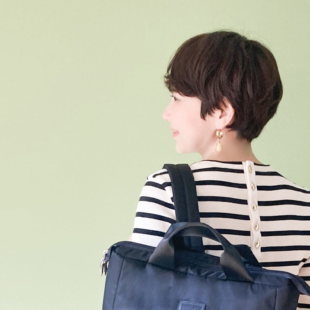 肩に負担のかかりにくい柔らかいクッション入りのショルダー。重たい荷物による肩への負担とお洋服への擦れも軽減。