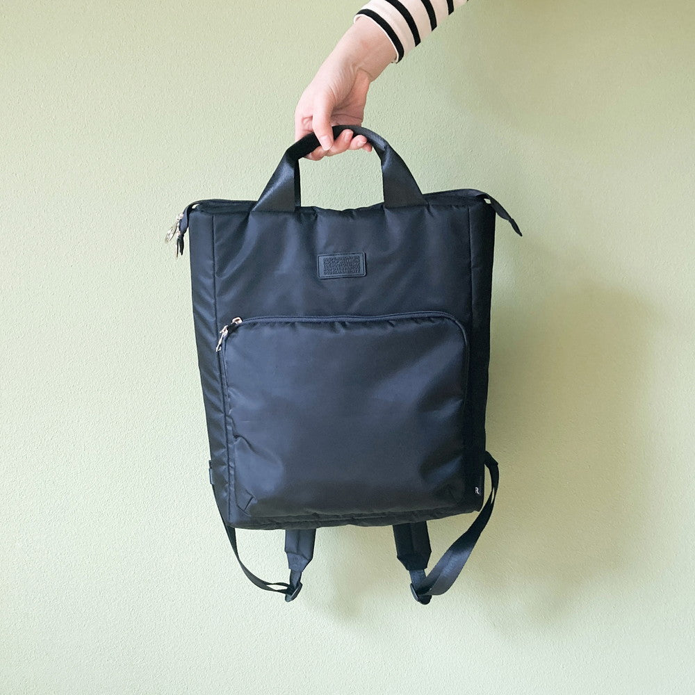 2本の持ち手でバランス良くしっかりと荷物を支えます。厚みがあるテープを使用しているため、手への負担が少なくなります。