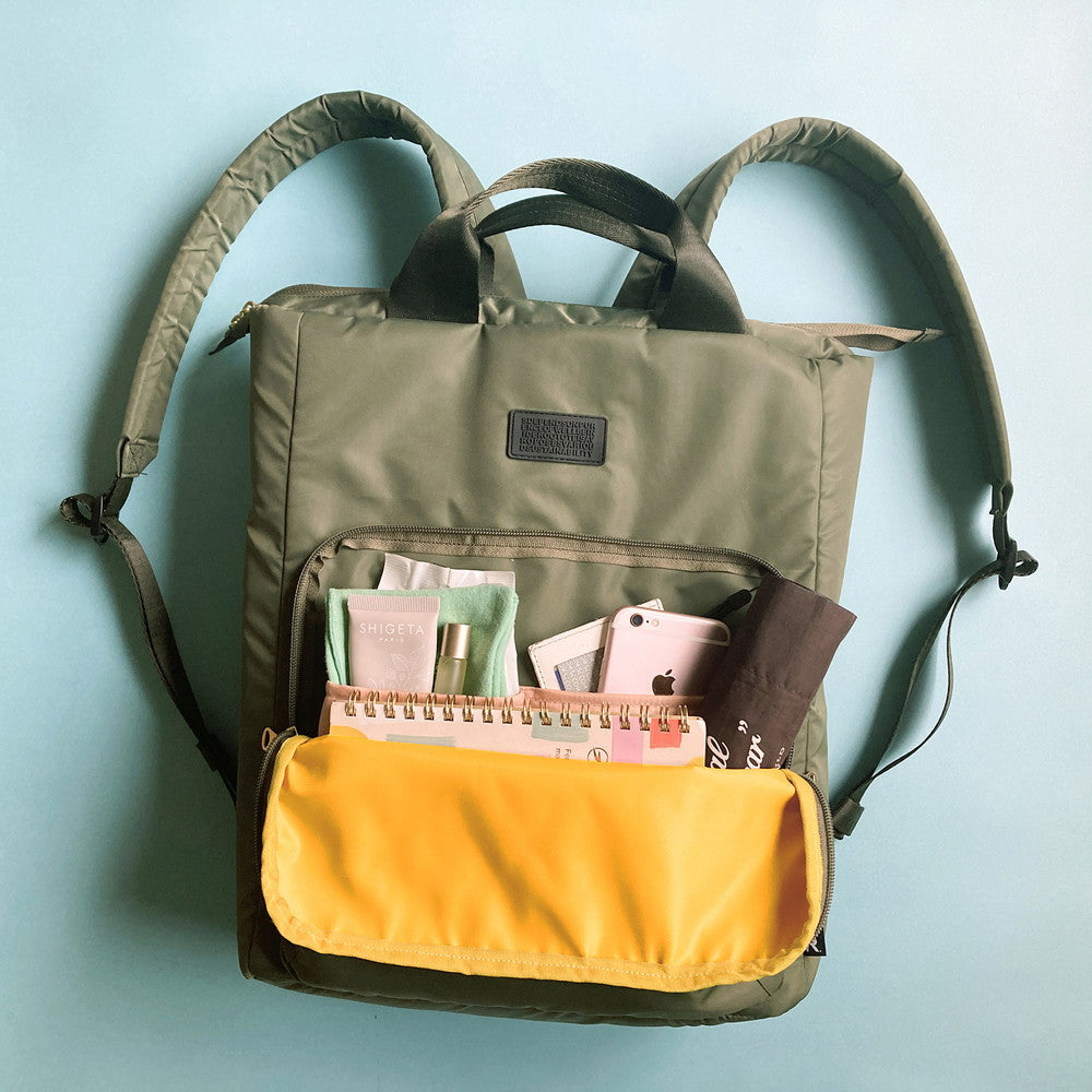 外側の仕切り付きルーポケット。すぐ取り出したいものはこちらへ。左右どちらからでもさっと取り出せるようにダブルファスナーにしています。