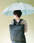 雨の日も安心のはっ水加工。天候を気にせずお出かけできます。