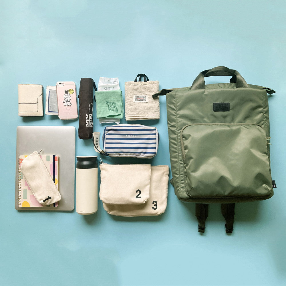 ノートPCなどの仕事道具とプライベートの荷物が入るサイズ。ランチボックスやボトルも収納できる容量約12.5Lです。