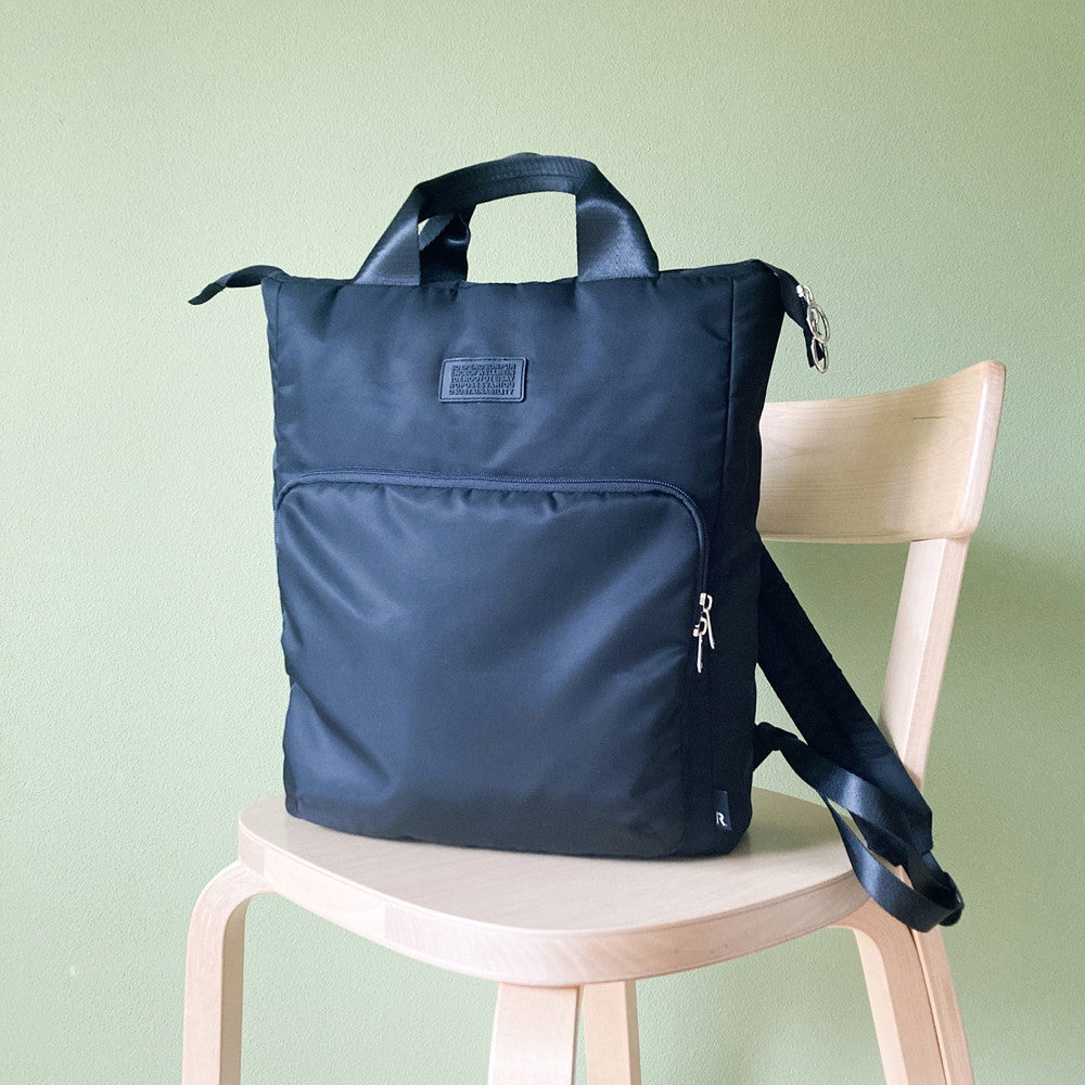 しっかりと自立するフォルム。カフェなどの少ないスペースでも本体を置きやすく、荷物の出し入れもスムーズに行えます。