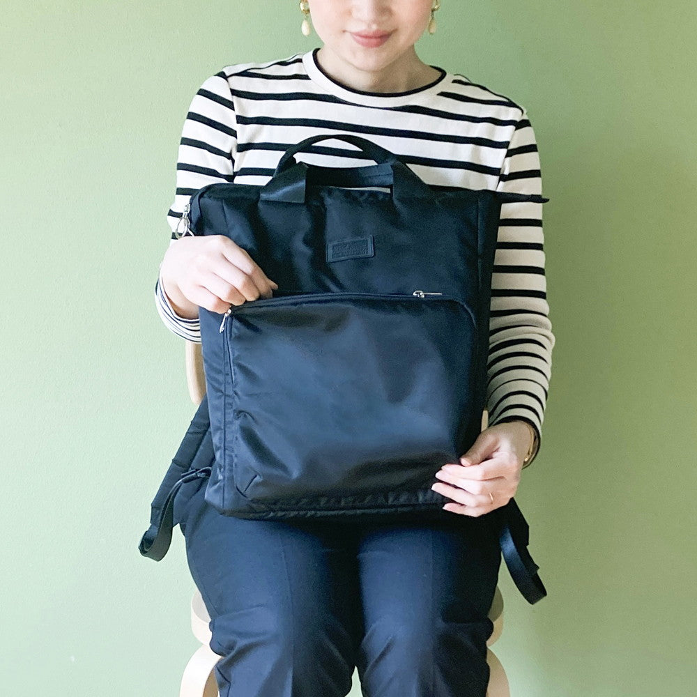 体に寄り添うサイズ感。電車内などでもパーソナルスペースにきちんと収まります。