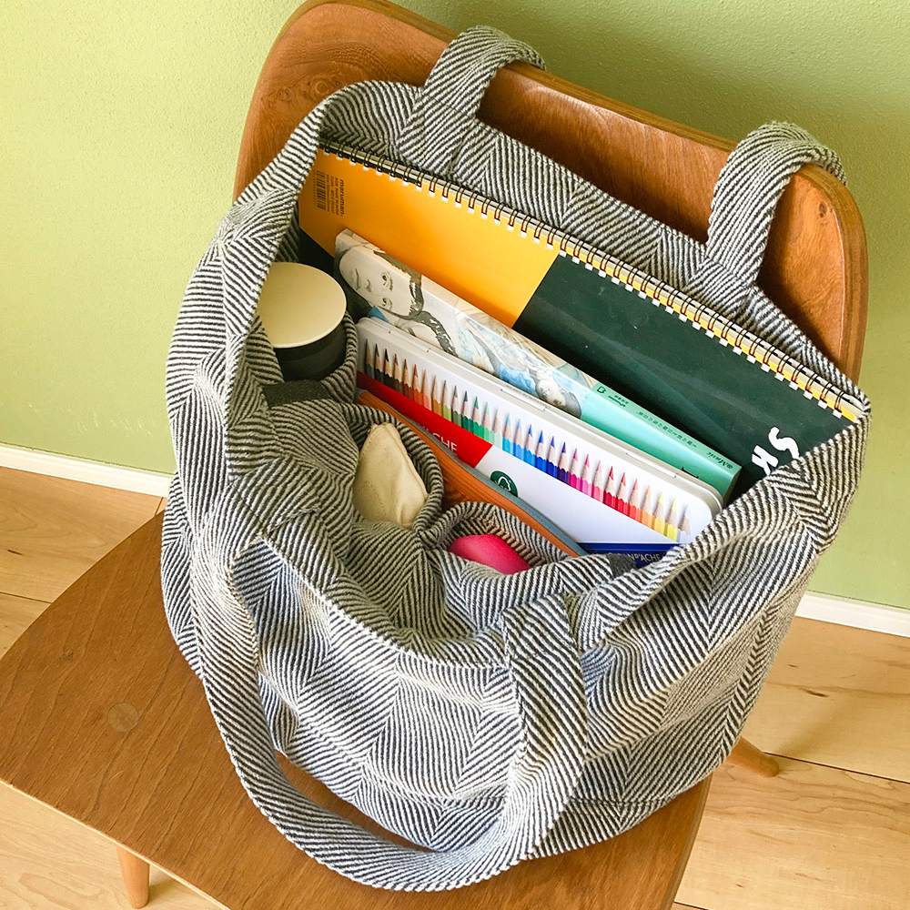 B4スケッチブック、雑誌、A4サイズを横に収納