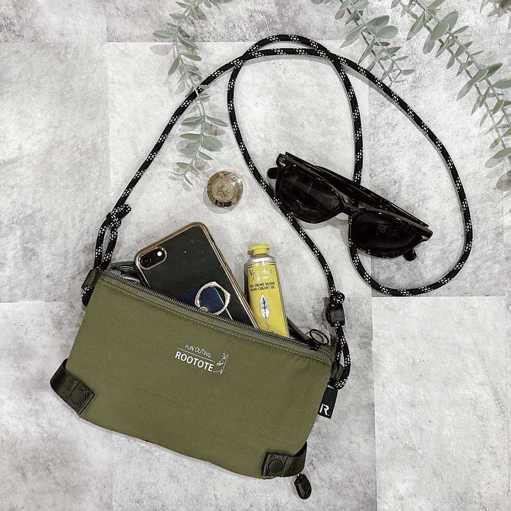 半分に畳み、両サイドのホックを留めればスマホサイズに。