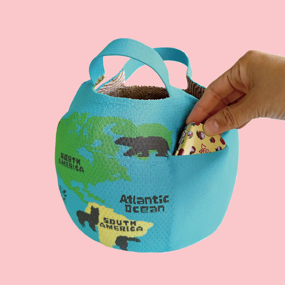 カンガルーのおなかのような「ルーポケット」は小物の収納に便利。