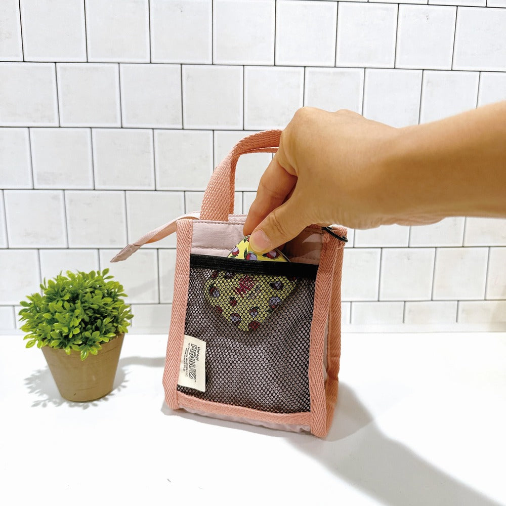 背面にはメッシュ素材のルーポケット付き