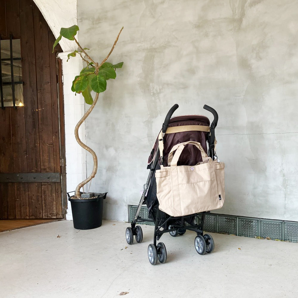 両端のDリングにお好みのショルダーストラップ等をつけてご使用いただけます。